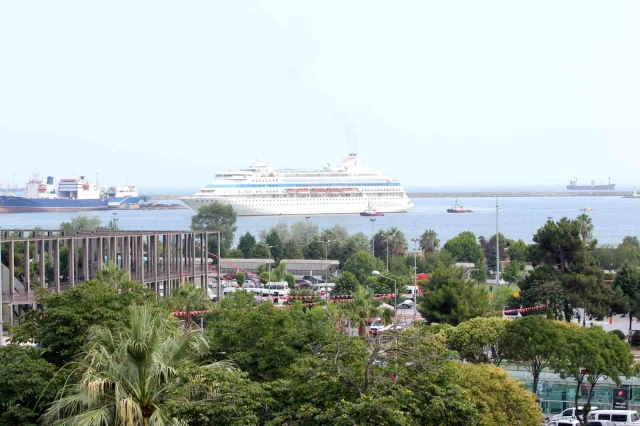 845 Turistli Dev Turist Gemisi Samsun’a Demir Attı