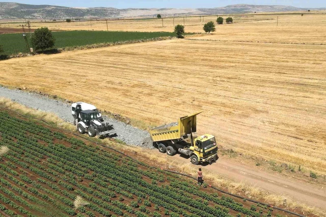 Araban Belediyesi Araban Ovası’ndaki arazi yollarını onarıyor