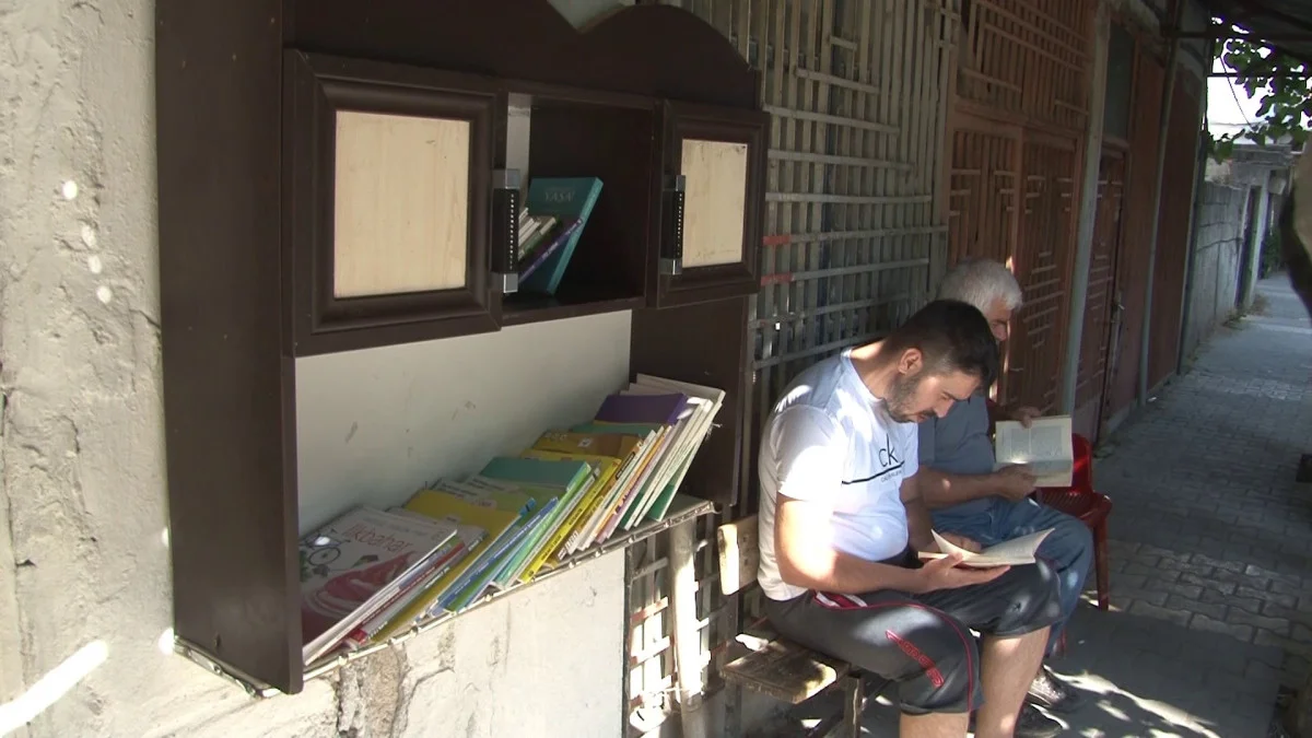 Adıyaman’da bu fırında ekmek bekleyen kitap okuyor