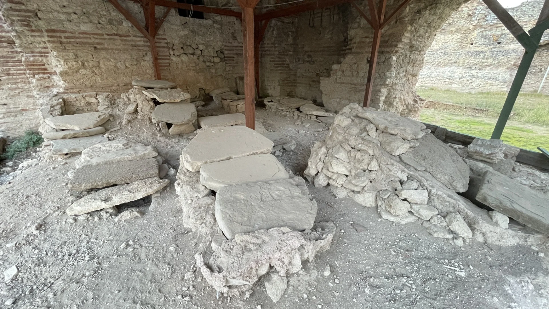 Sinop’ta oturur vaziyette gömülmüş bir şekilde keşfedilen mezarların neden böyle gömüldüğünü öğrenince çok şaşıracaksınız