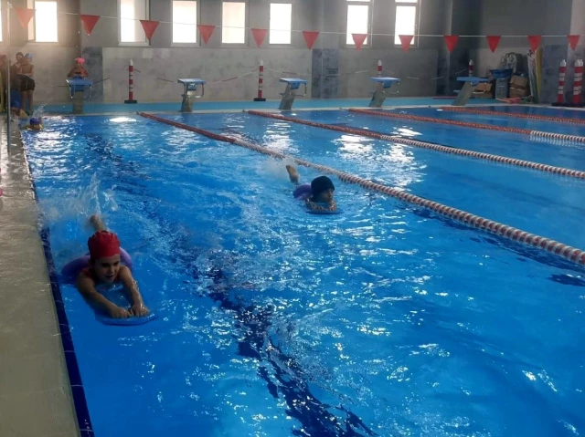 Aydın’da Yarı Olimpik Yüzme Havuzunda Çocuklar Yüzme Öğreniyor