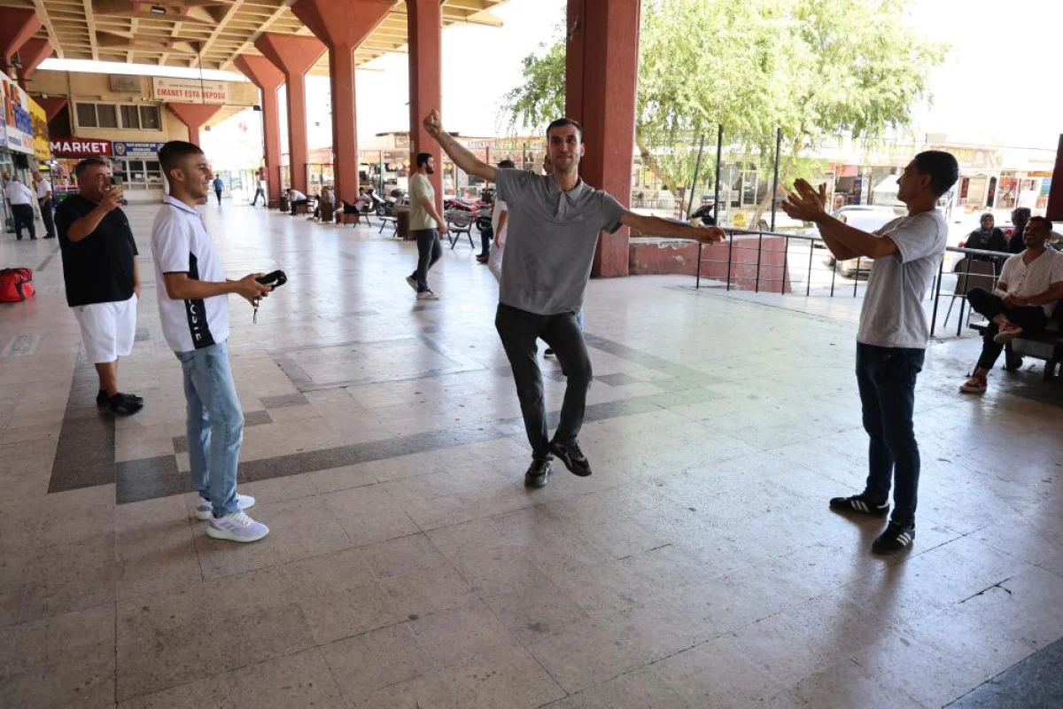 Müzik sesi duyunca cenazede bile… ‘Oynak Ferit’ hem oynuyor hem oynatıyor!