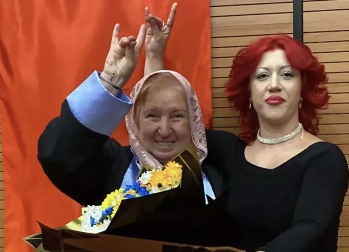 69 yaşında üniversiteden mezun oldu, diplomasını bozkurt yaparak aldı