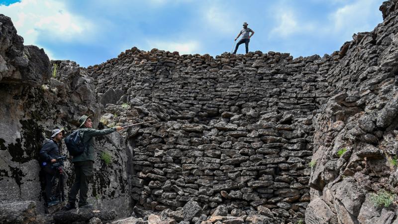 Tendürek Dağı’nda lav kayaları arasına inşa edilen ‘gizemli kale’ için tescil çalışması