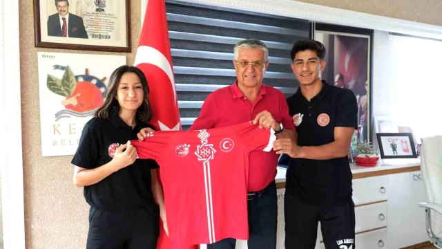 Avrupa Bocce Raffa Şampiyonası’nda şampiyon olan Nurda Gül Şen, Kemer Belediye Başkanı’nı ziyaret etti