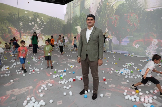 Ataşehir Belediyesi, çocuklar için Alice Harikalar Diyarı sergisini düzenledi