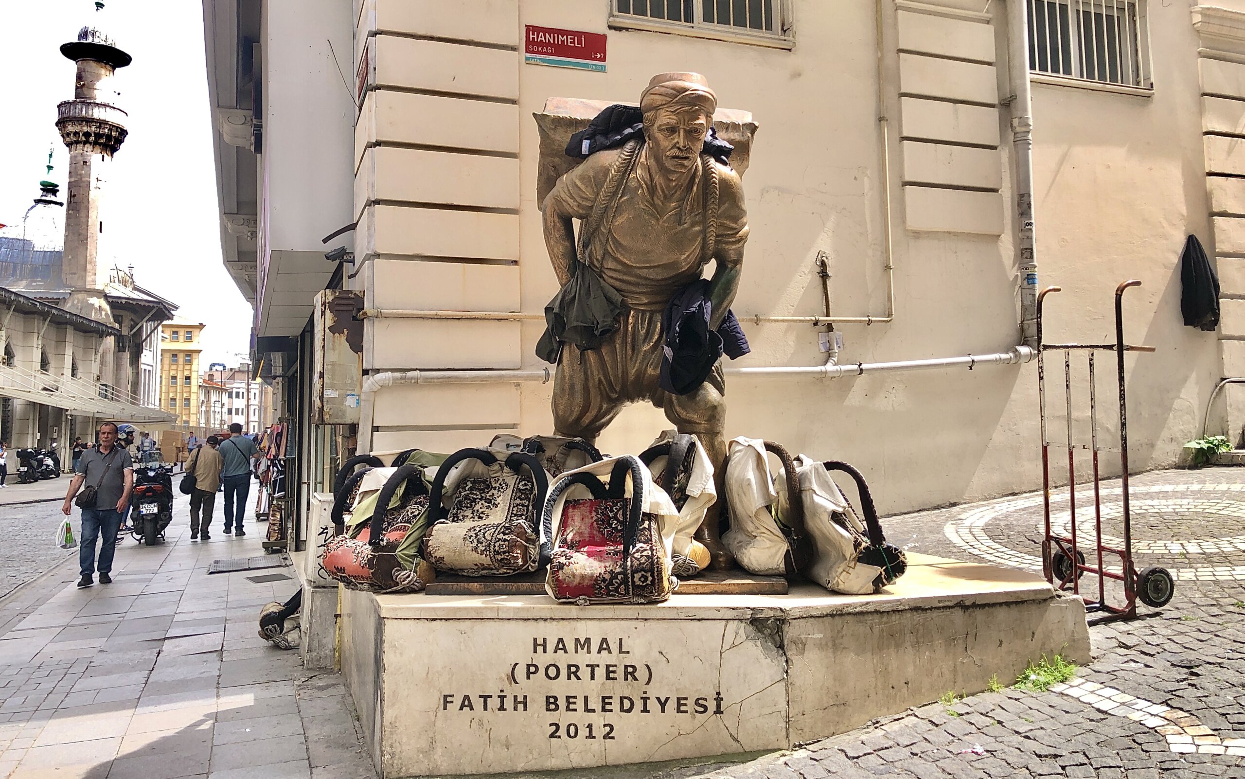 Dünya’nın Yükünü Sırtlayan Emekçi Hamallar
