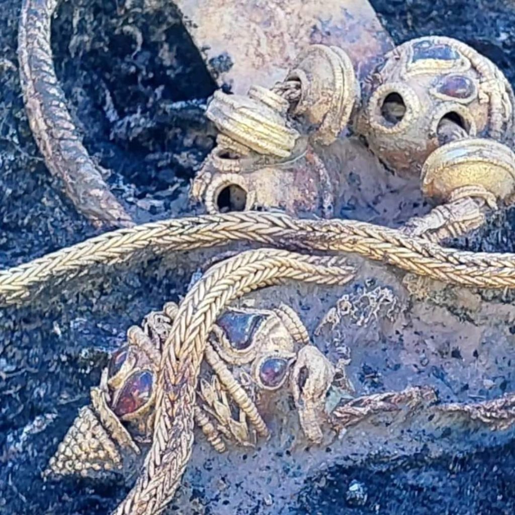 Bulgaristan’da Bulunan Trakyalı Süvarinin Eşsiz Altın Eserleri