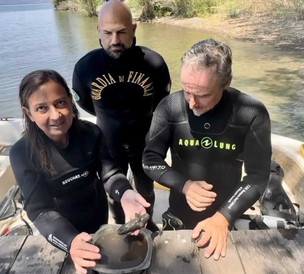 İtalyan Gölünde 3.000 Yıllık Demir Çağı Heykelciği, Yapımcının Parmak İzleriyle Keşfedildi