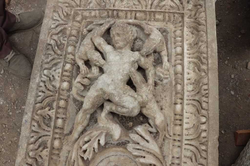 Antik Prusias ad Hypium şehrinde köpekleri tarafından öldürülen Actaeon’un mitolojik hikayesini tasvir eden mermer bir blok bulundu