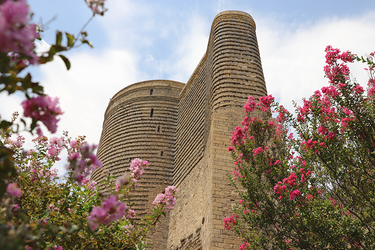 Bakü’nün tarihi sembolü Kız Kalesi zamana meydan okuyor