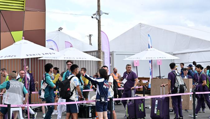 Paris’te sporcular sorunlarla da “mücadele” ediyor