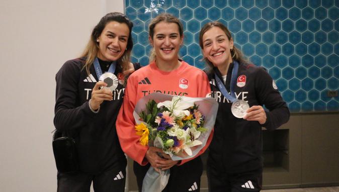 Milli sporcular yurda döndü