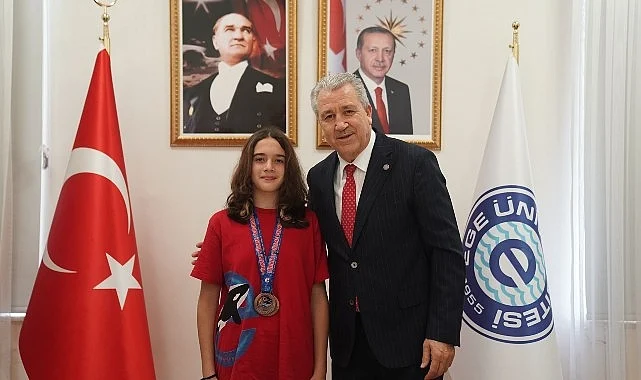Azra Kayra Öğmen Ege Üniversitesinin yüzmedeki gururu olmayı sürdürüyor.