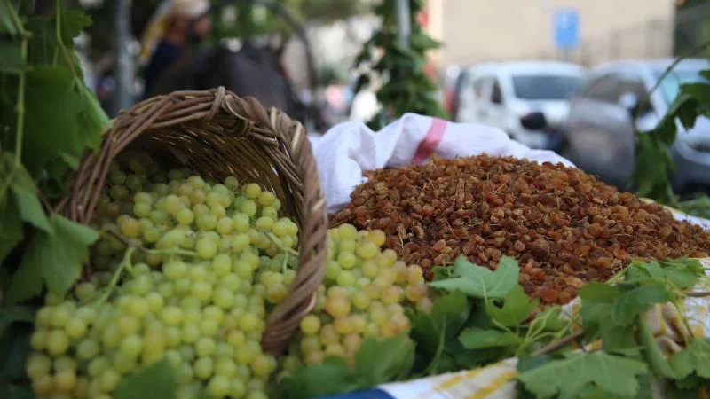 Manisa’da sezonun ilk çekirdeksiz kuru üzüm alımı törenle başladı