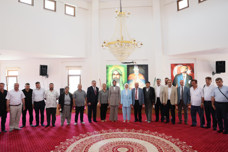 Bakan Göktaş, Afyonkarahisar’da Alevi vatandaşlarla bir araya geldi, aşure dağıttı