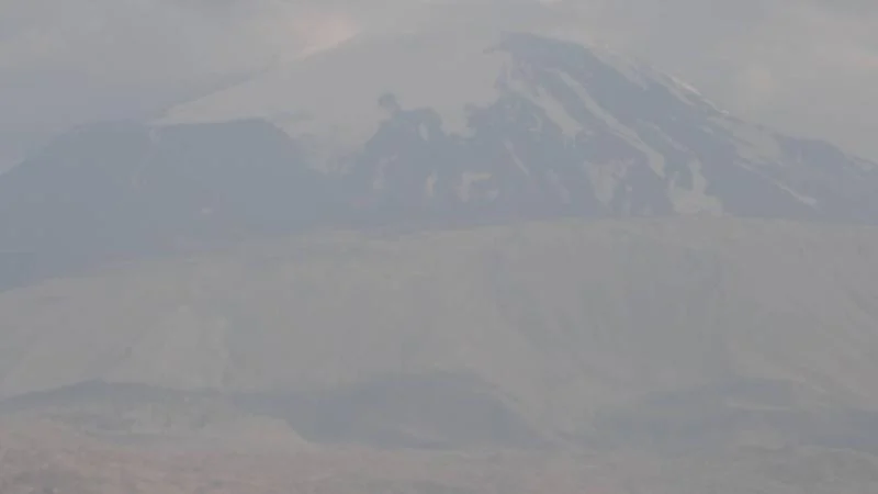 Ağrı Dağı sıcak hava nedeniyle erimeye devam ediyor