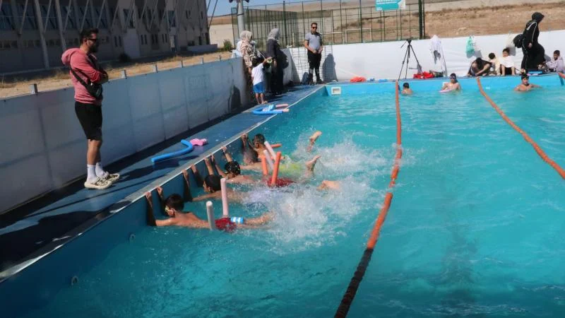 Özel çocuklar yüzme havuzunda sosyalleşiyor