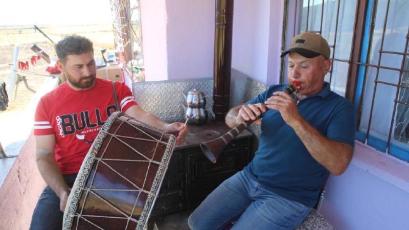 Tokat’ta baba ve oğlu 15 yıldır düğünlerde birlikte sahne alıyor