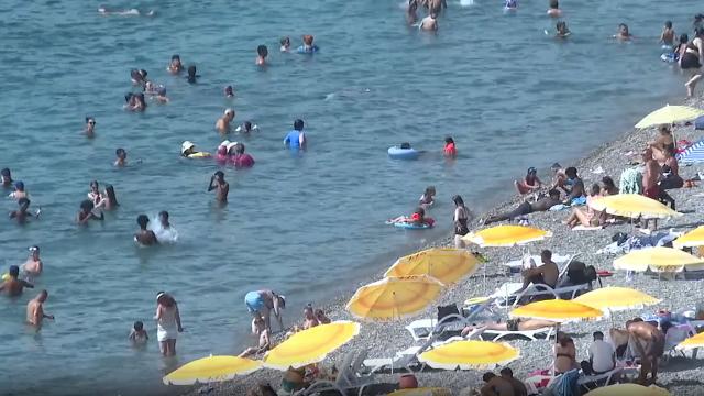 Antalya’da sıcaktan bunalanlar sahillere akın etti