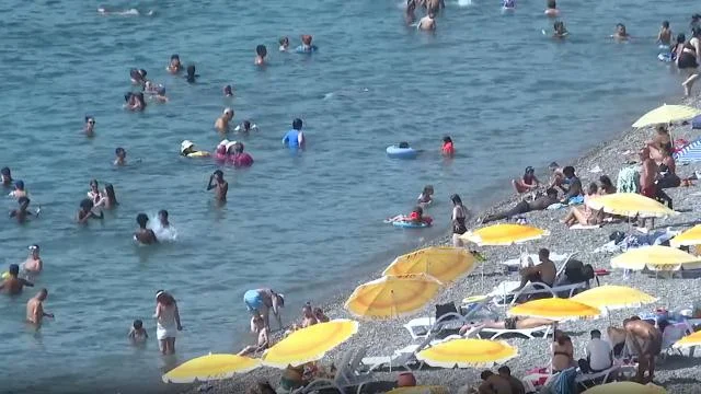 Antalya’da sıcaktan bunalanlar sahillere akın etti