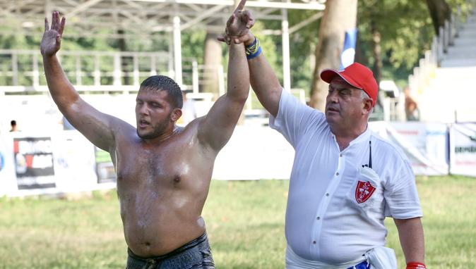 Akbalık Yağlı Güreşleri’nde zafer Serdar Yıldırım’ın
