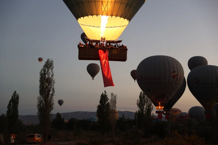 Kapadokya’da balonlar 30 Ağustos’ta Türk bayraklarıyla havalandı