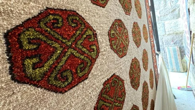 Aksaraylı Adalet Sarı, 47 yıldır ailesini ilmek atarak geçindiriyor