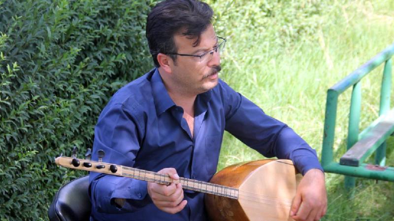 Müzisyen muhtar, bozlak kültürünü düğünlerde yaşatıyor