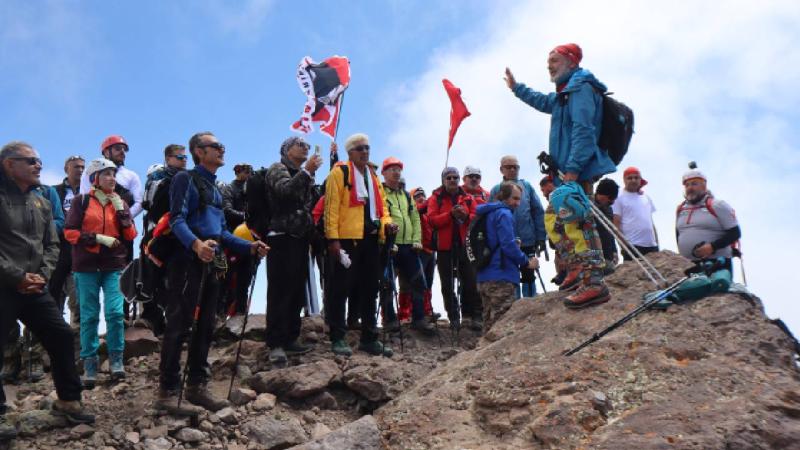 Turizme açılan Küçük Ağrı Dağı’nda “Üç Ülke Tek Zirve”de buluştu