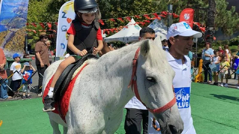 Zonguldak’ta çocuklar küçük yaşta ata binmenin heyecanını yaşadı