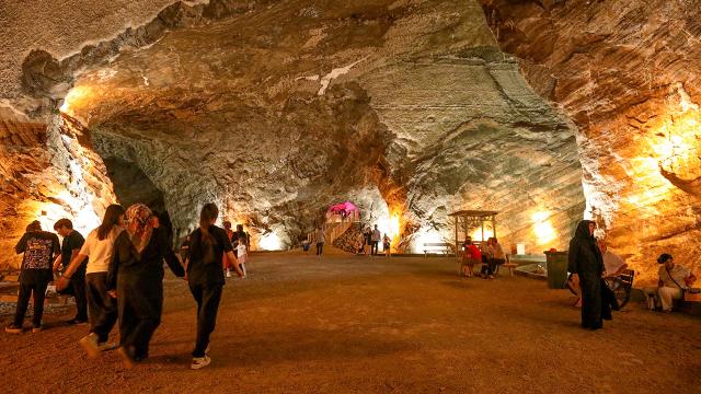 Iğdır’da sıcaktan bunalanlar kendilerini tuz mağarasına atıyor
