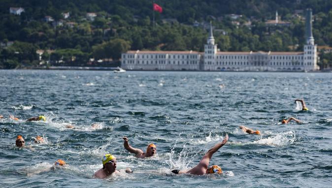 Binlerce yüzücü kıtaları kulaçlarıyla birleştirdi