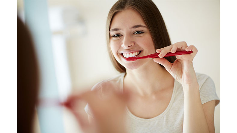 Yemekten Sonra Hemen Dişinizi Fırçalıyorsanız  Artık Biraz Beklemek İsteyebilirsiniz