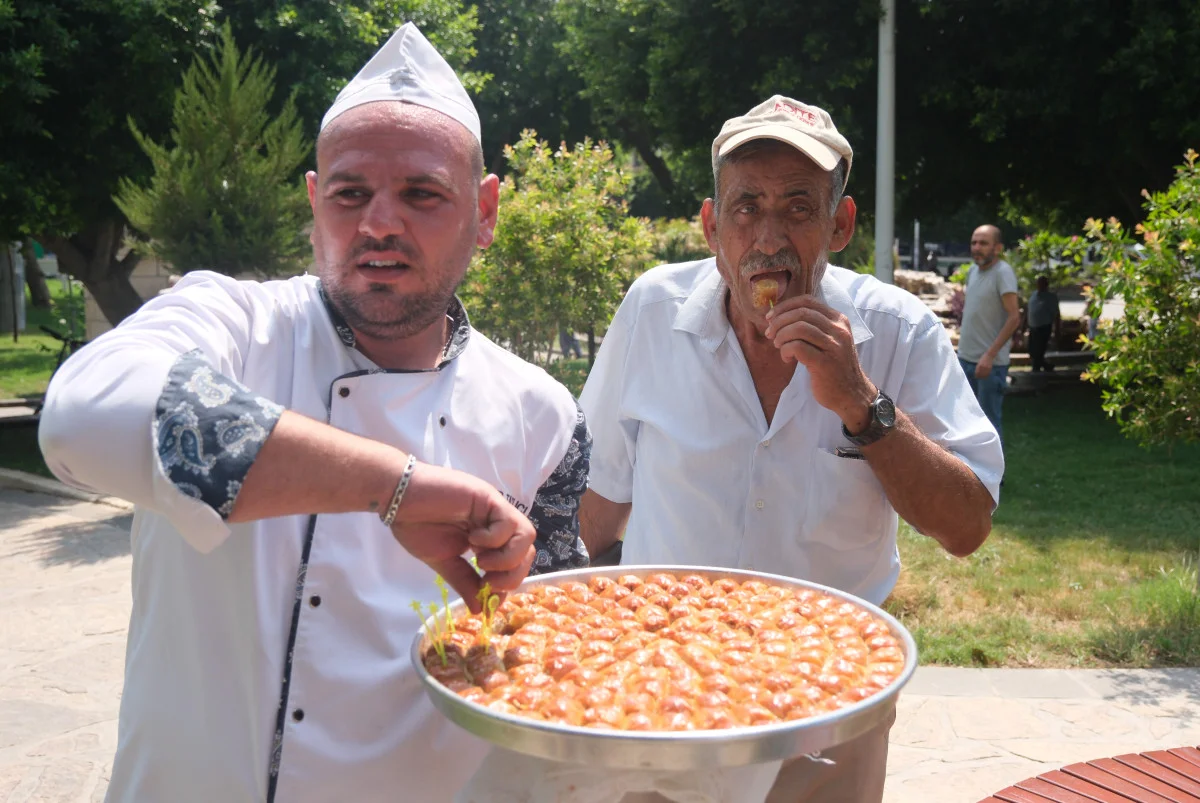 Adana’da ezber bozuldu.. bir tatlıcı kıymalı baklava yaptı!