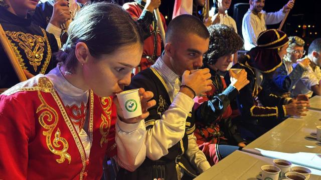 Rize’de düzenlenen festivalde 3 dakikada 6 bardak çay içmek için yarıştılar