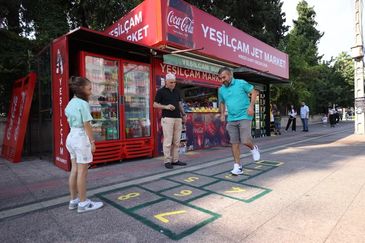 Büfenin önüne çizdiği “seksek” yüzleri güldürdü