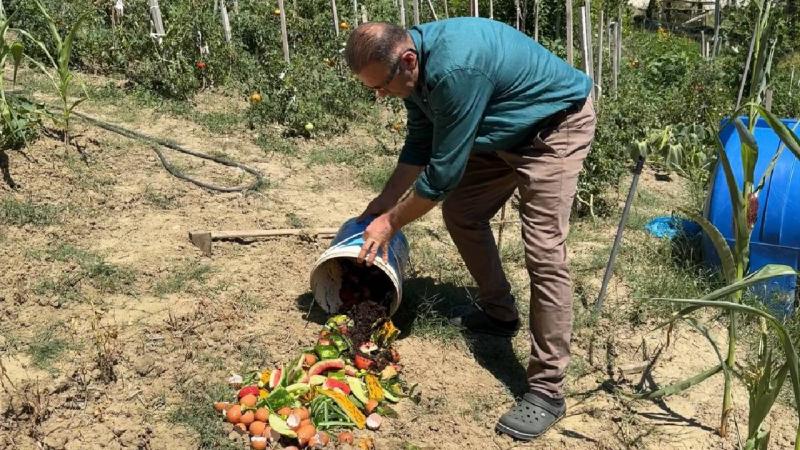 Çevreci işletmeci, otelinden çıkan evsel atıkları bahçesinde gübre olarak değerlendiriyor