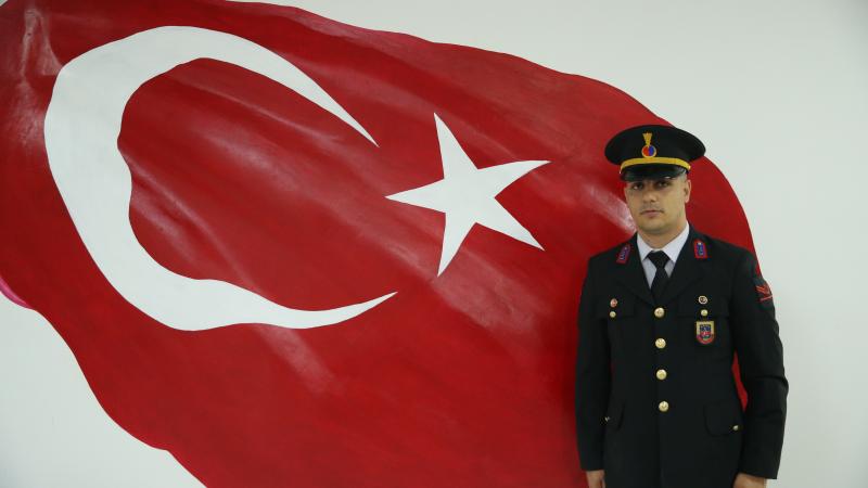 Sanatını görev aşkıyla buluşturuyor