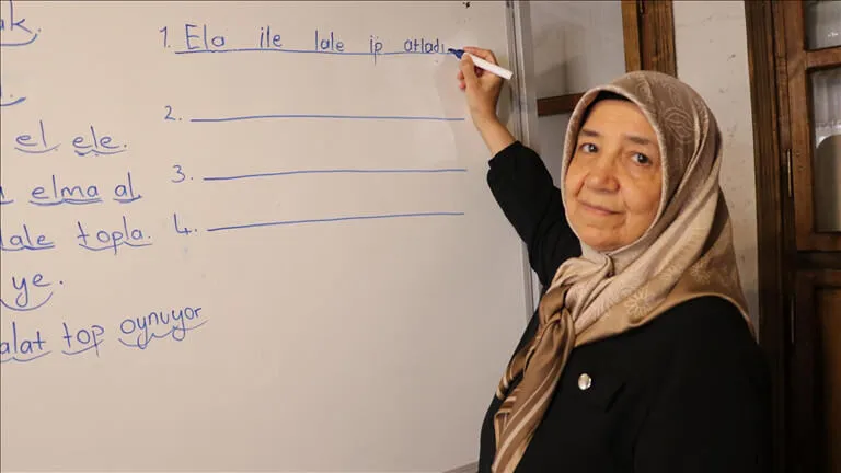 Okuma-yazma hayalini 66 yaşında gerçekleştirdi