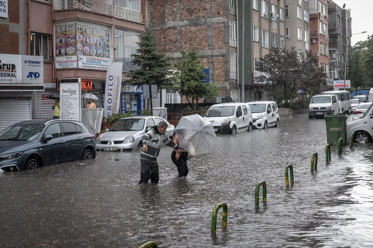 Ankara’da sağanak: Yollar göle döndü, araçlar suya gömüldü