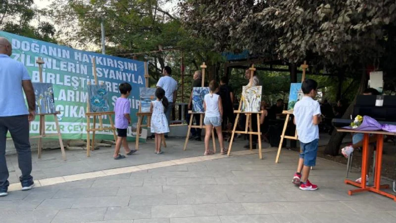 Tunceli’de 11 yaşındaki çocuk kent meydanında resim sergisi açtı