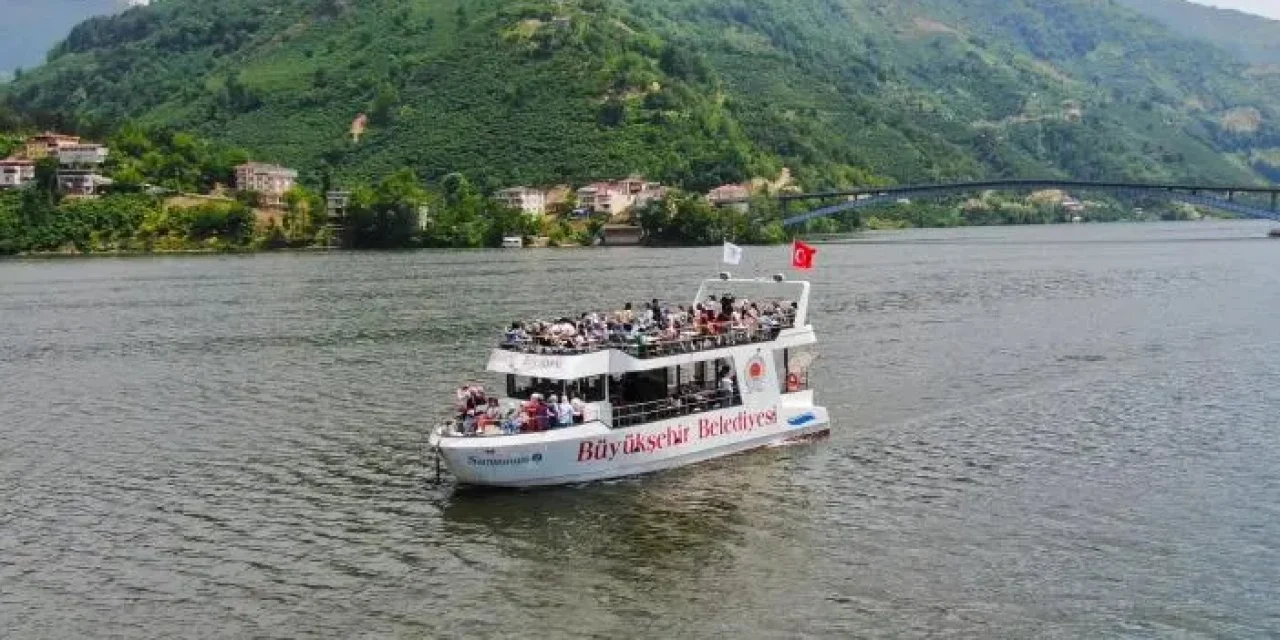 “Samsunum” gemileri ile düzenlenen gemi turları büyük ilgi görüyor