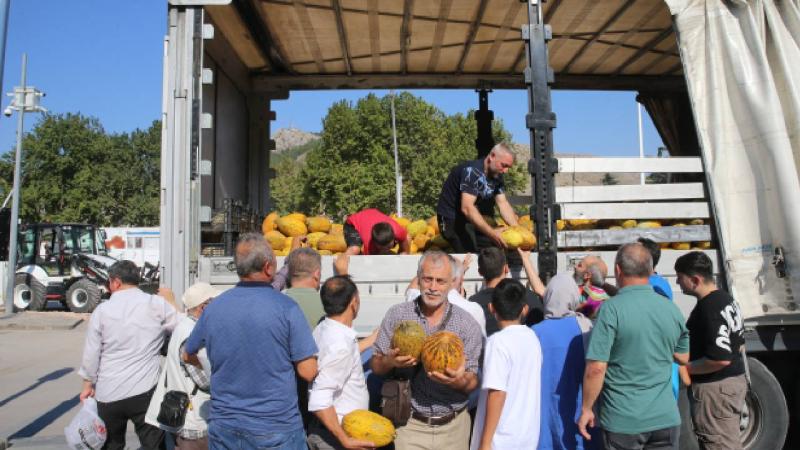 Tokat’ta bir hayırsever vatandaşlara 25 ton kavun dağıttı