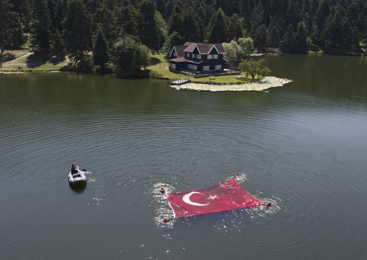 JAK timi Gölcük Tabiat Parkı’nda bulunan gölde Türk bayrağı açtı