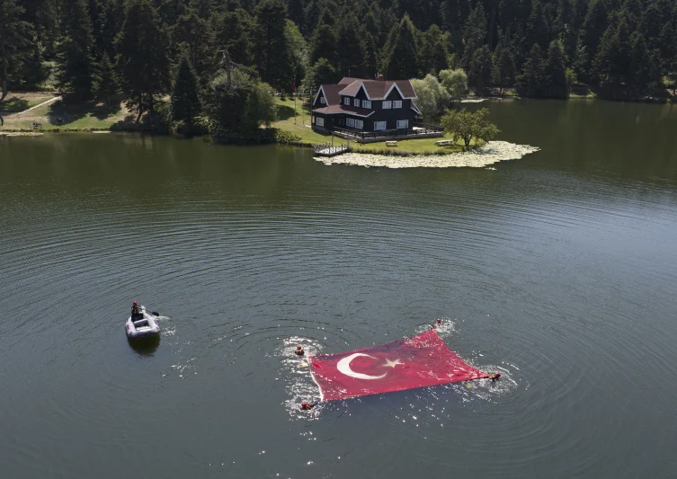 JAK timi Gölcük Tabiat Parkı’nda bulunan gölde Türk bayrağı açtı