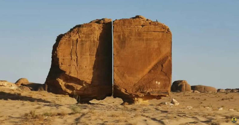 Devasa Kaya Parçası Tam Ortadan Bölündü ve Mükemmel Bir Dengeyle Havada Duruyormuş Gibi Görünüyor Bilim İnsanlarını Şaşırttı