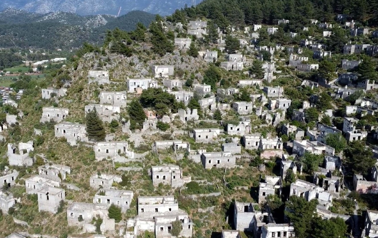 ‘hayalet köy’ olarak bilinen ve 67 yıl önce terk edilen Kayaköy, havadan dronla görüntülendi.