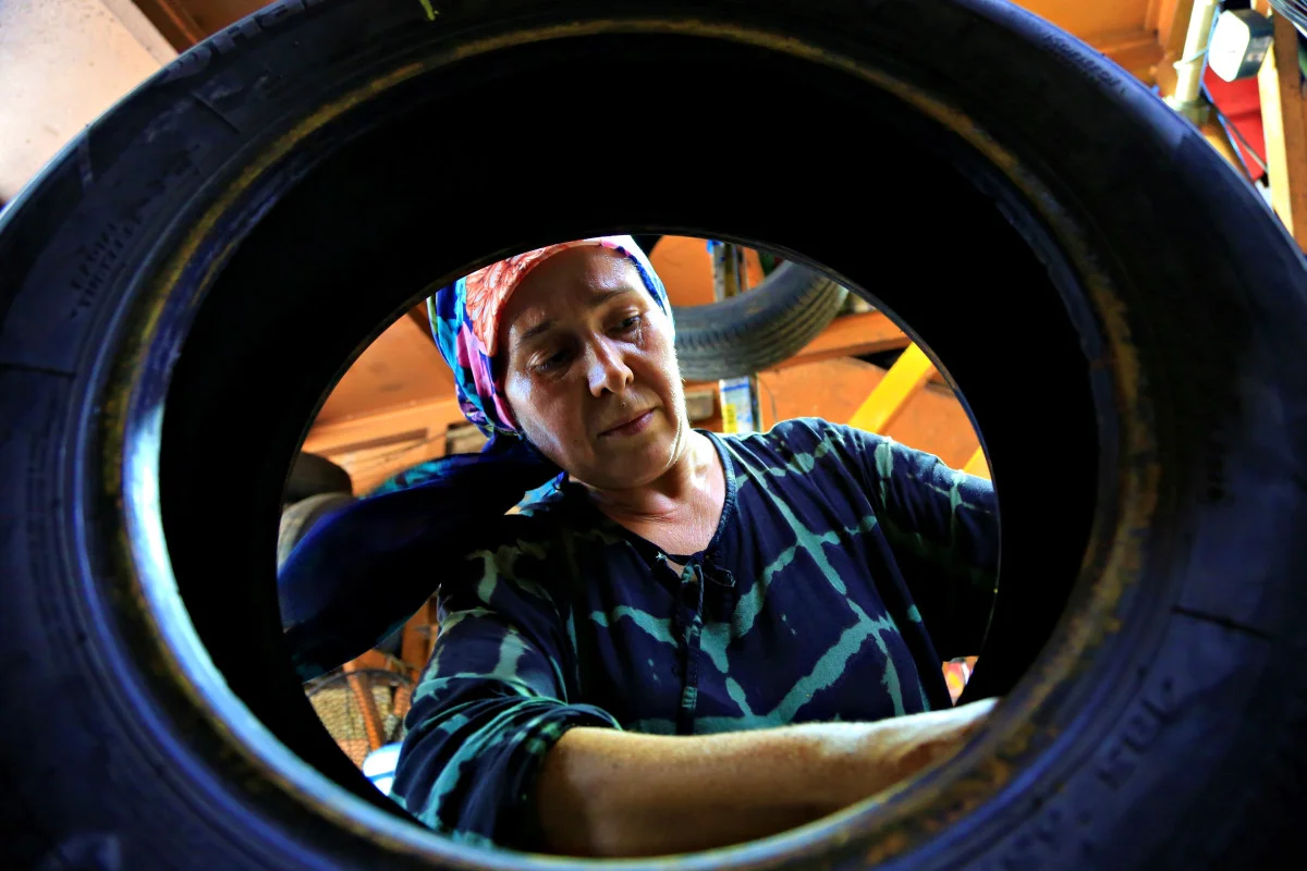 Antalya’da 25 yıldır lastik tamir eden kadın: Pilav yapmaktan kolay