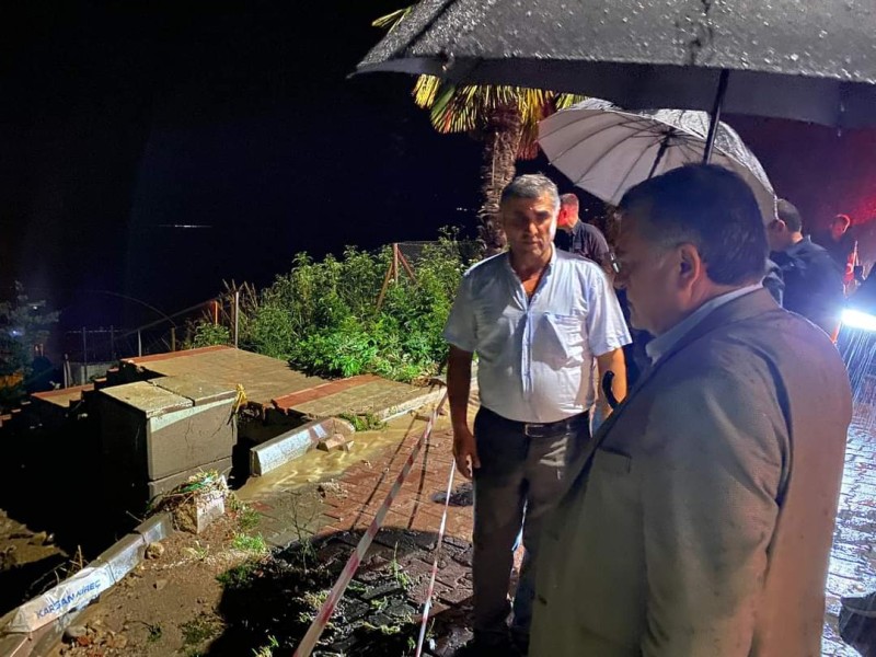 Sinop Valisi Dr. Mustafa Özarslan, Gerze’ de su baskınlarının yaşandığı bölgelerde incelemelerde bulundu